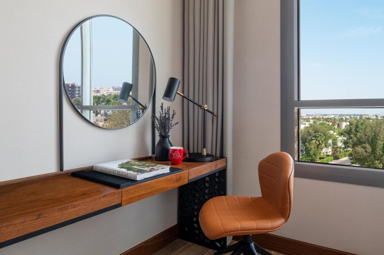 Swissotel Living Jeddah Ngoại thất bức ảnh A work desk in a hotel room