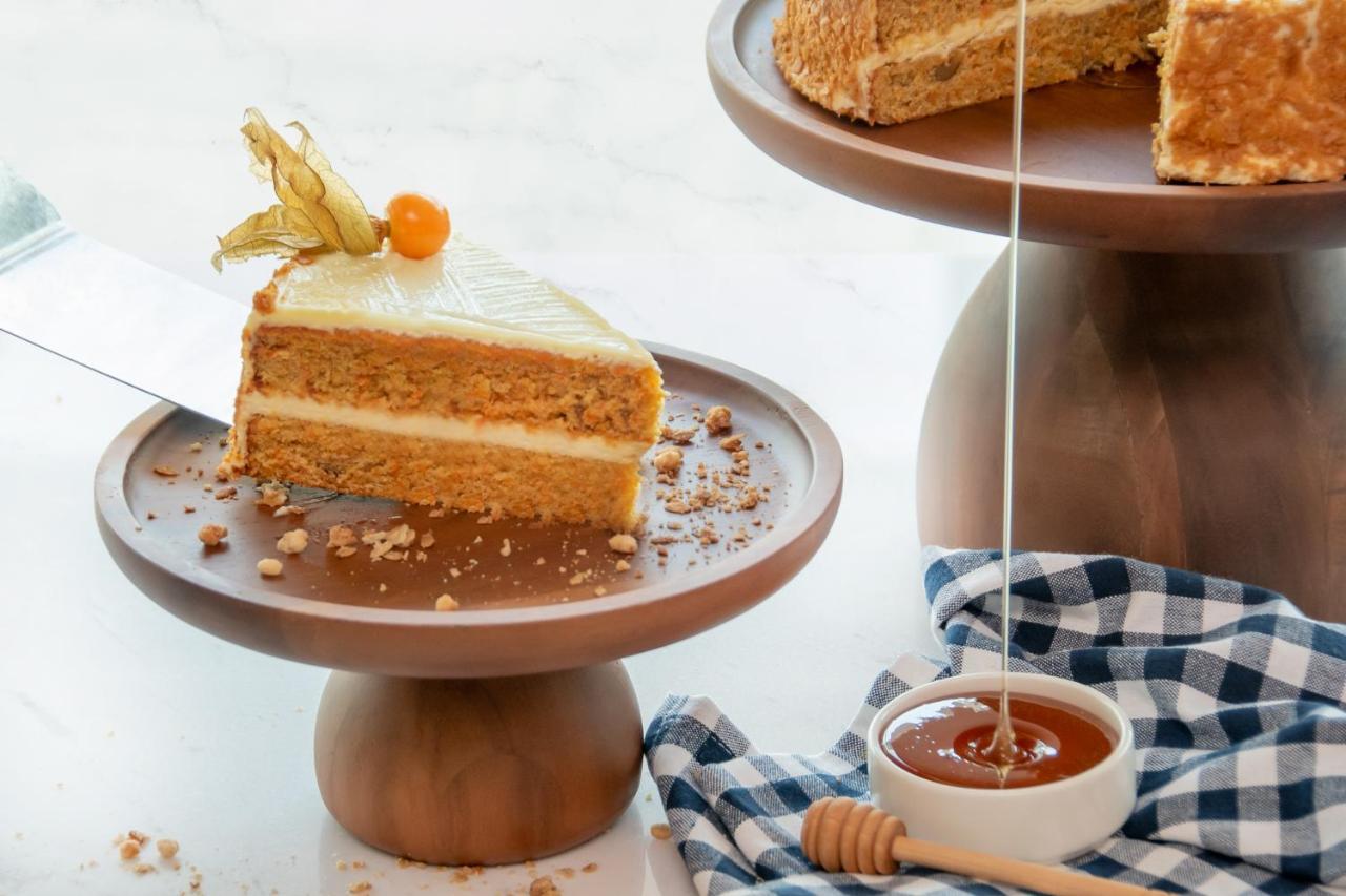 Swissotel Living Jeddah Ngoại thất bức ảnh Honey being drizzled over a cake