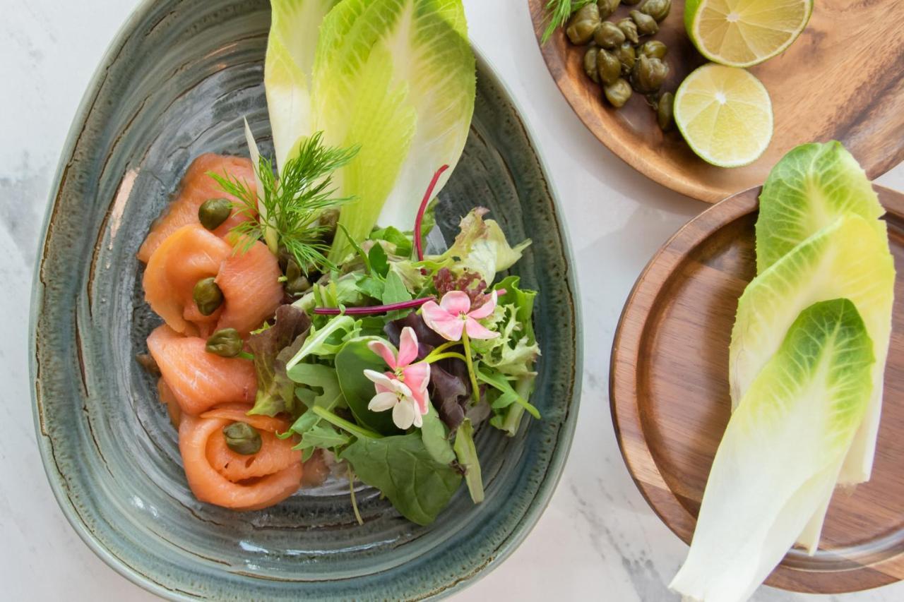 Swissotel Living Jeddah Ngoại thất bức ảnh A salad with smoked salmon
