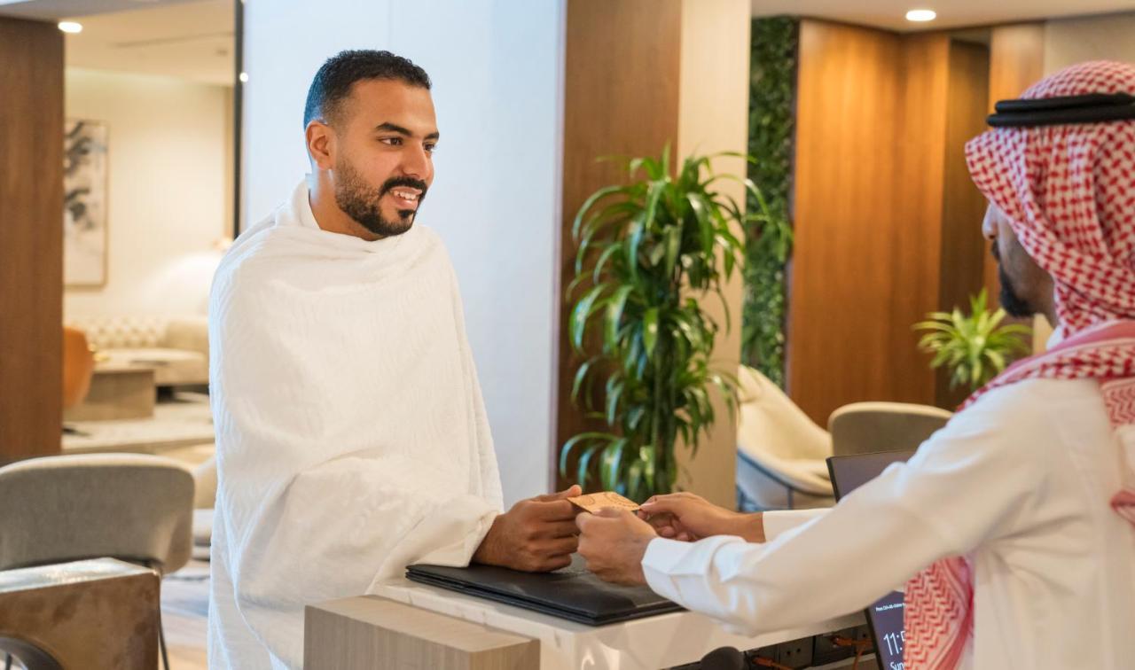 Swissotel Living Jeddah Ngoại thất bức ảnh A hotel receptionist