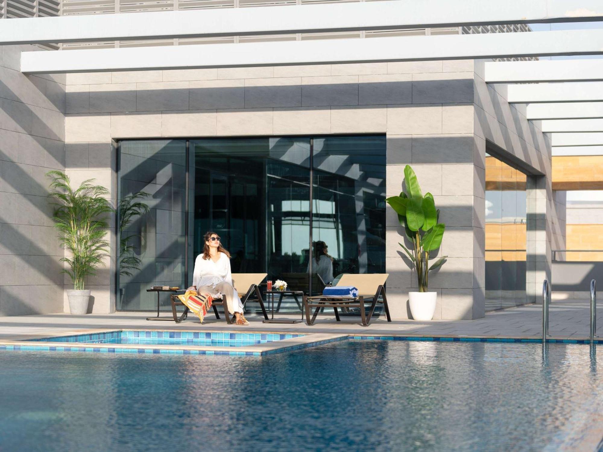 Swissotel Living Jeddah Ngoại thất bức ảnh The swimming pool at the hotel