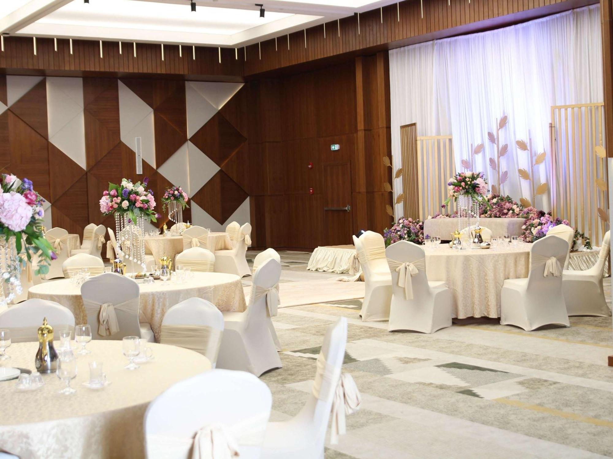 Swissotel Living Jeddah Ngoại thất bức ảnh A wedding reception at the Grand Ballroom