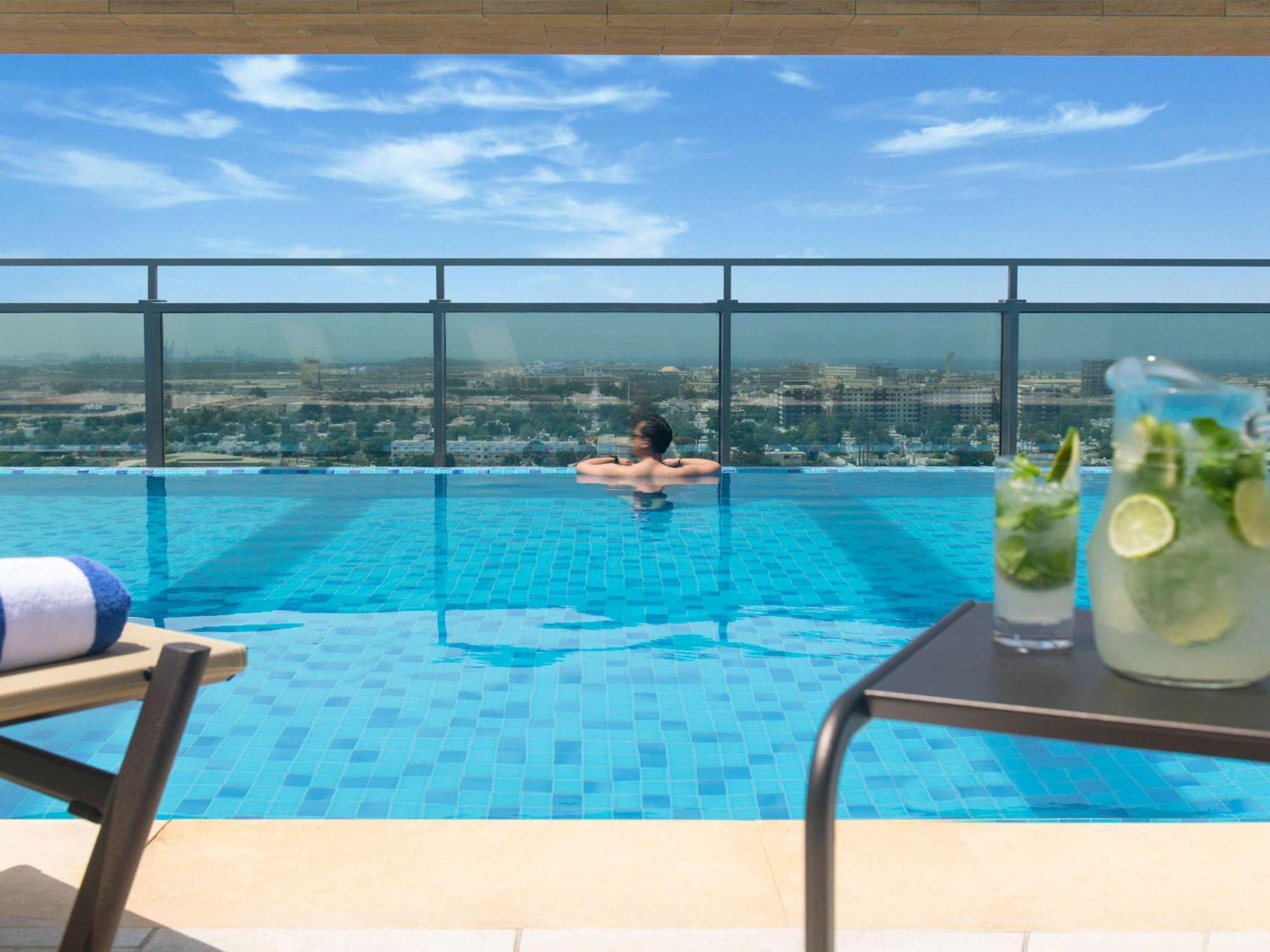 Swissotel Living Jeddah Ngoại thất bức ảnh The swimming pool at the hotel